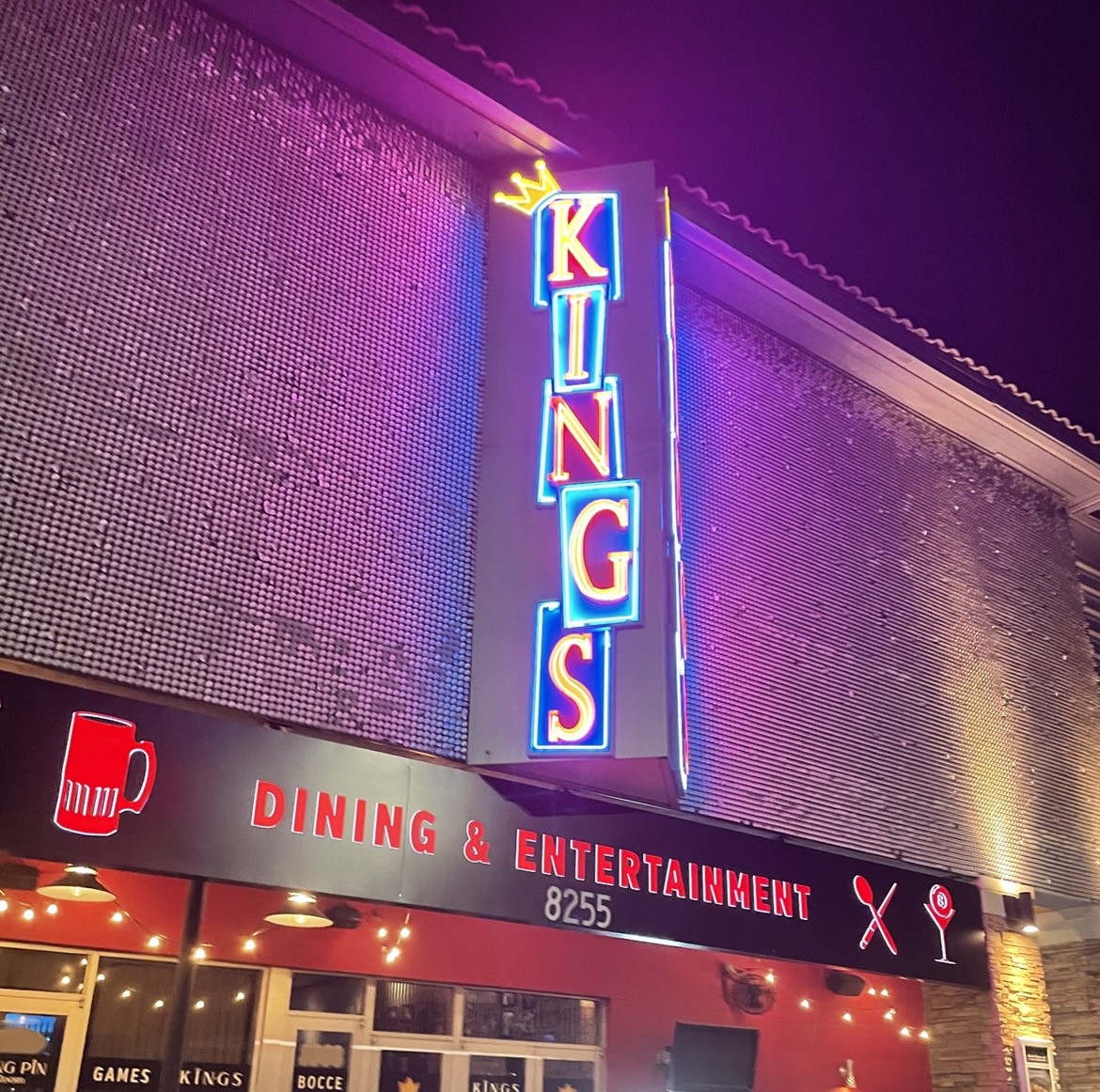 Get some food, drinks and enjoy some entertainment at King's and the other restaurants in and around Icon Park