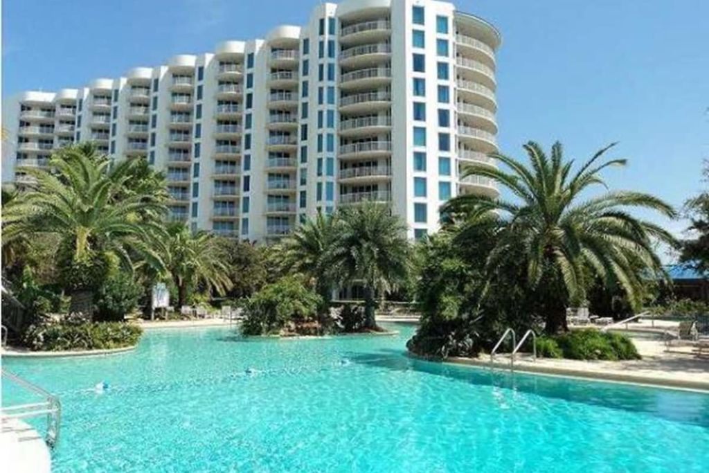 The Palms of Destin is a great option if you're looking to book a resort or motel in Destin, Florida
