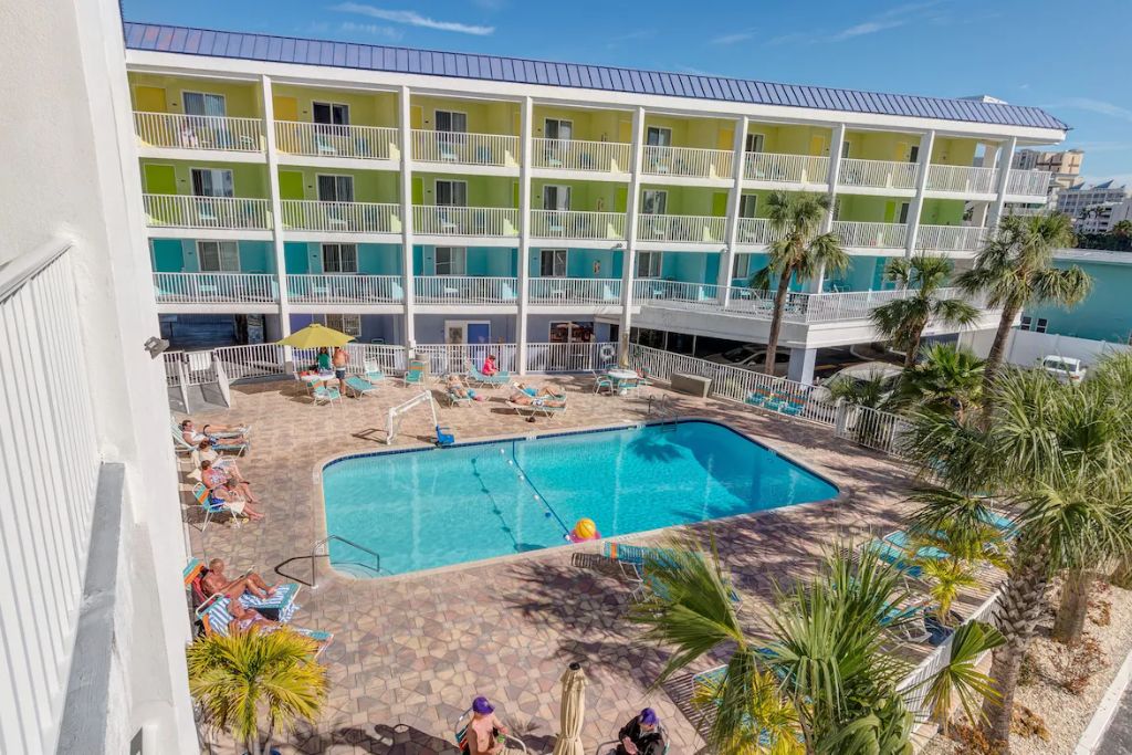 If you’re looking for a budget hotel on Clearwater Beach, look no further than the Pelican Pointe Hotel. 
