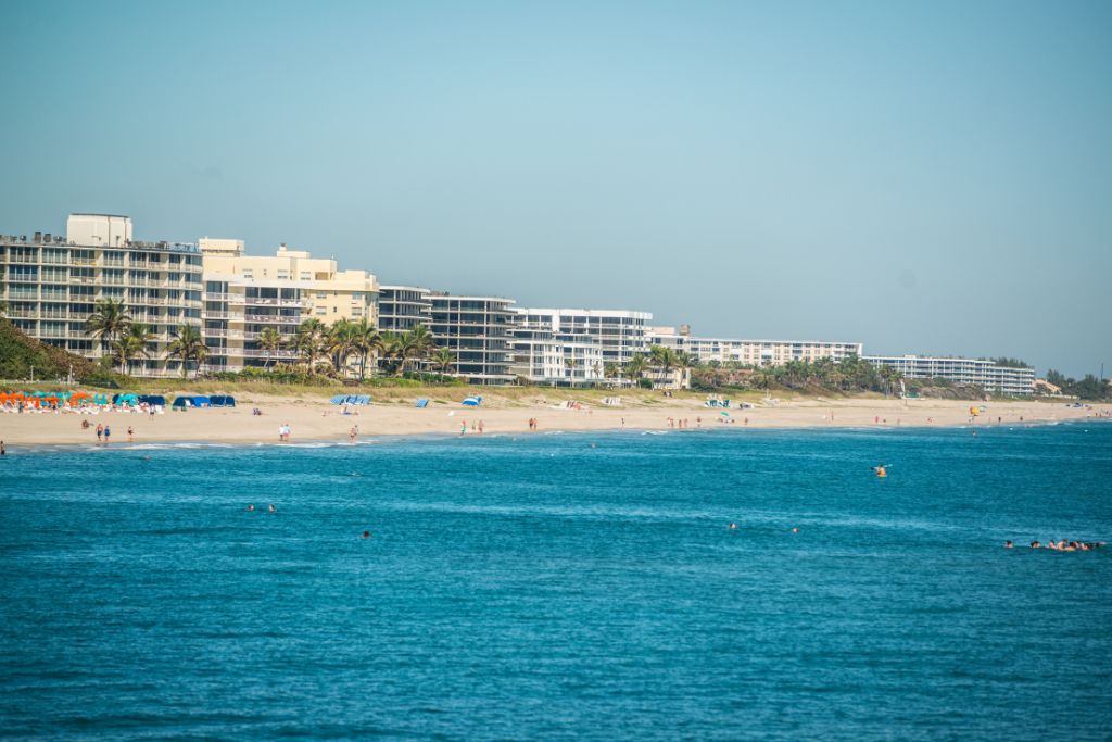 With a long pier jutting out into the ocean, Lake Worth Beach is a great place for family photos, water activities, shopping, cultural activities, and events.
