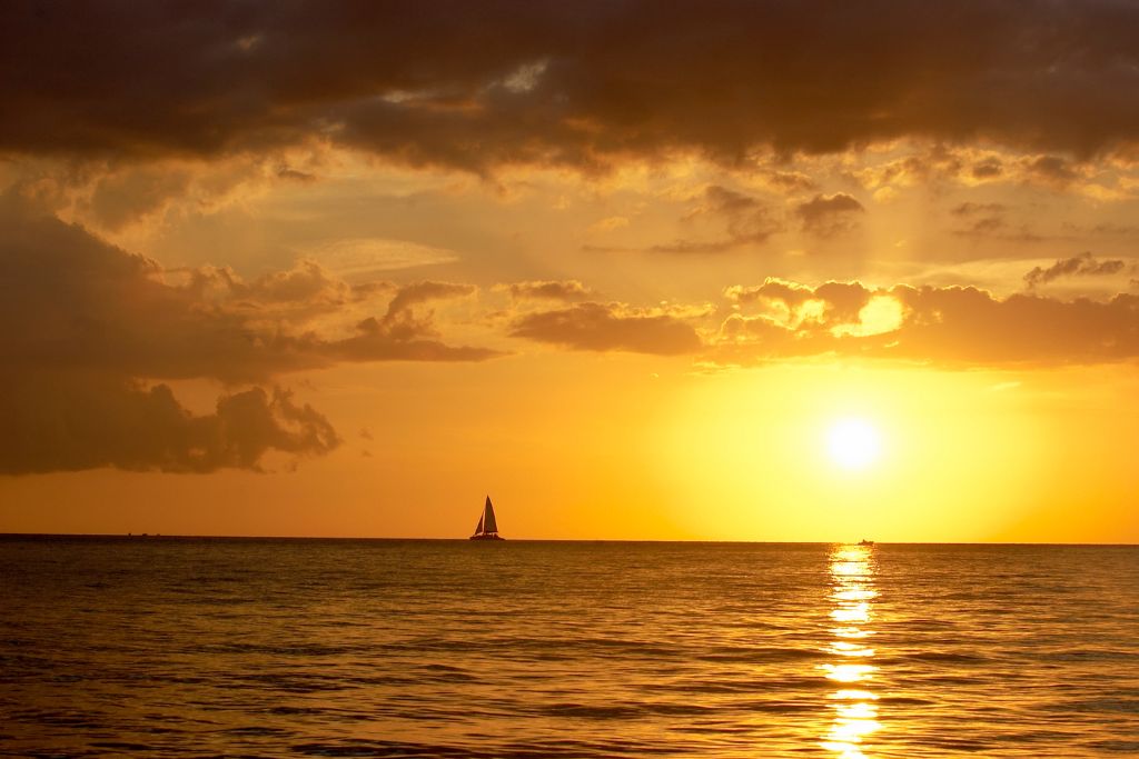 If you’re looking for romantic or tranquil St Petersburg boat tours, check out this wonderful Sunset Sailing Experience.