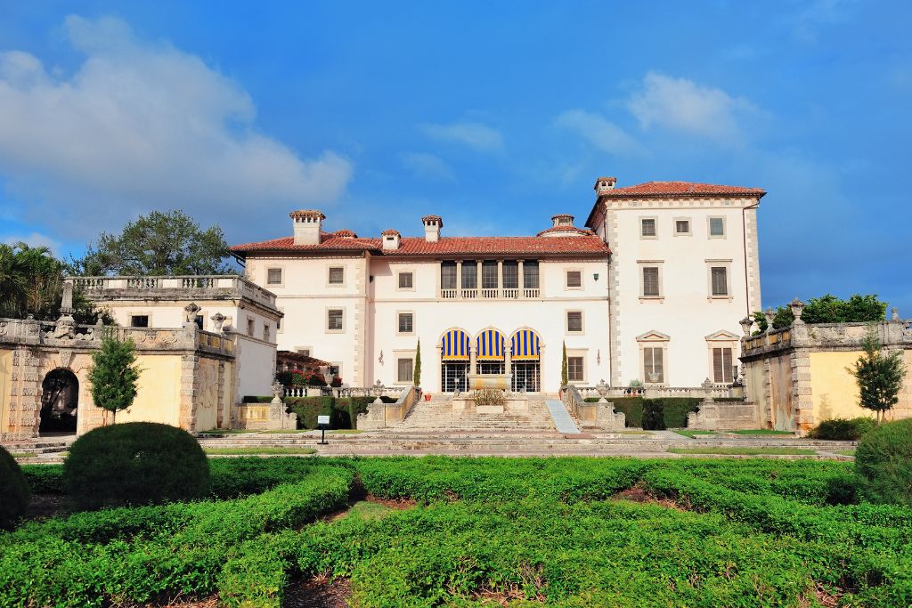 Within Miami’s famous<br />
Coconut Grove neighborhood, the Vizcaya Museum and Gardens is a masterpiece of<br />
Mediterranean Revival and Italian Renaissance architecture.<br />
