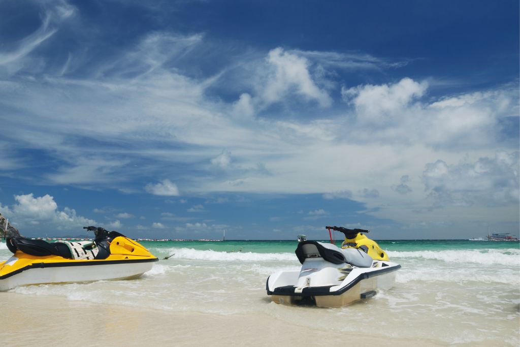 View the sites of Miami from the water on this 1-hour guided Jet Ski tour along Biscayne<br />
Bay.<br />
