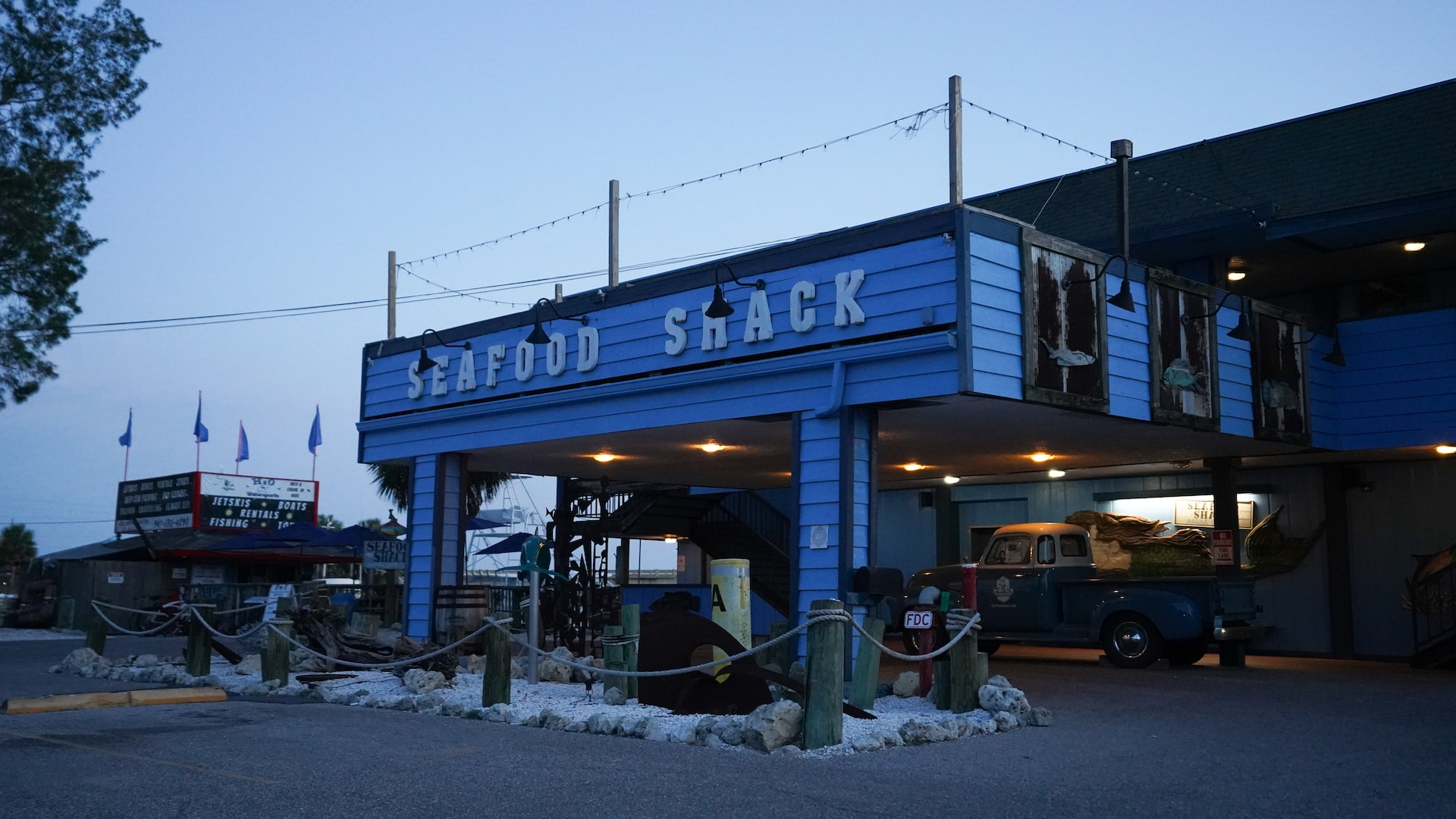 blue building of Seafood Shack restaurant in Anna Maria Island