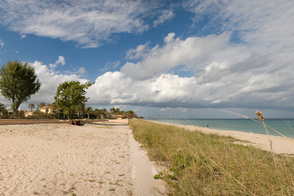panoramic view of the beach shore in West Palm Beach FL