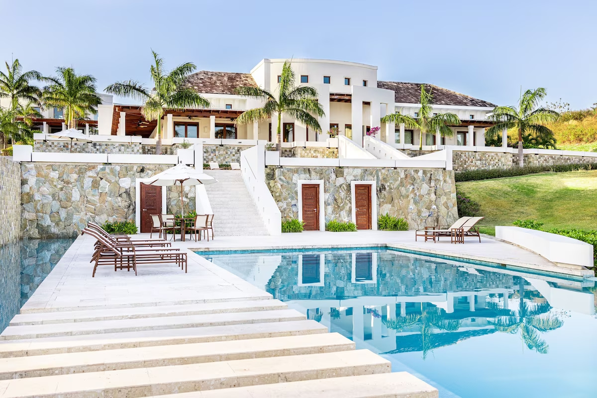 luxury villa and outdoor pool in Roatan<br />
