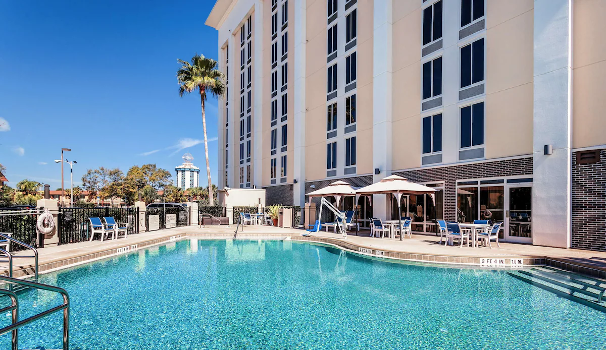 Hampton Inn Orlando Near Universal Blv:International Dr outdoor pool and sun lounges