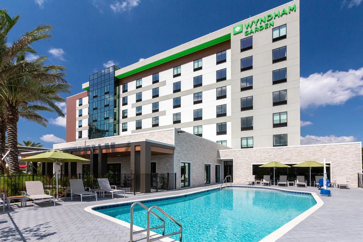 Wyndham Garden Orlando Universal : I Drive outdoor pool and exterior view of the hotel